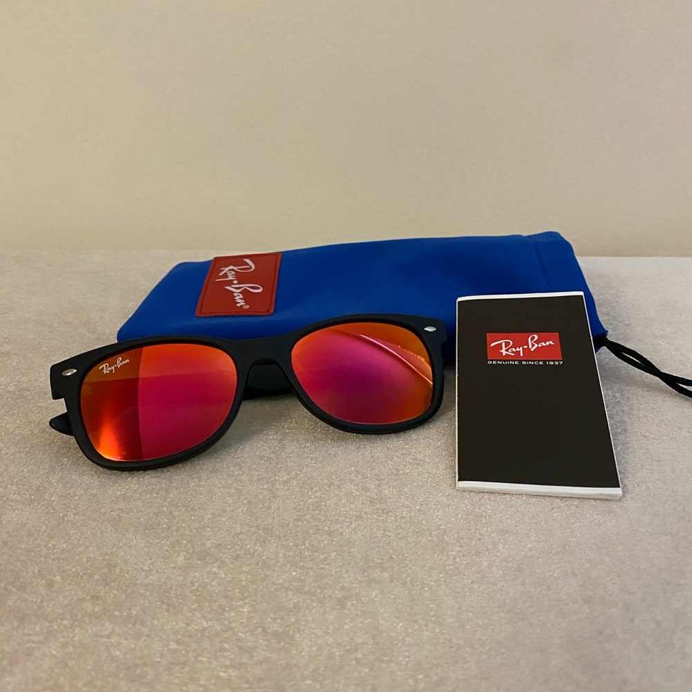 Ray-Ban Classic Wayfarer Gradient Sunglasses in Kids Junior size!!